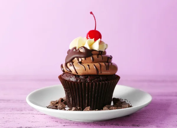 Cupcake de chocolate saboroso — Fotografia de Stock