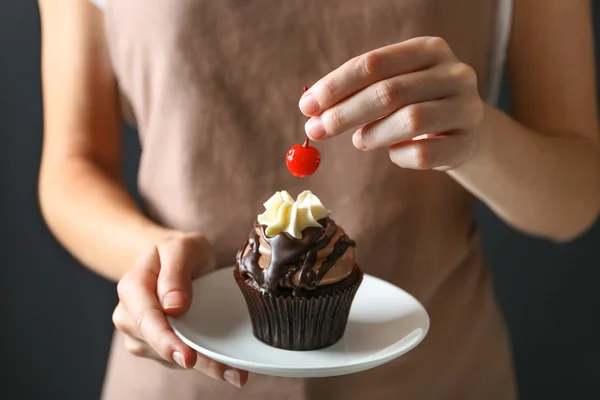 Donna che tiene cupcake — Foto Stock