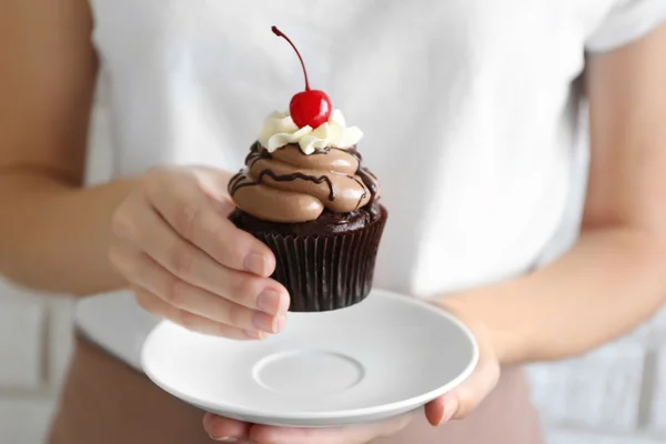 Mujer sosteniendo cupcake — Foto de Stock