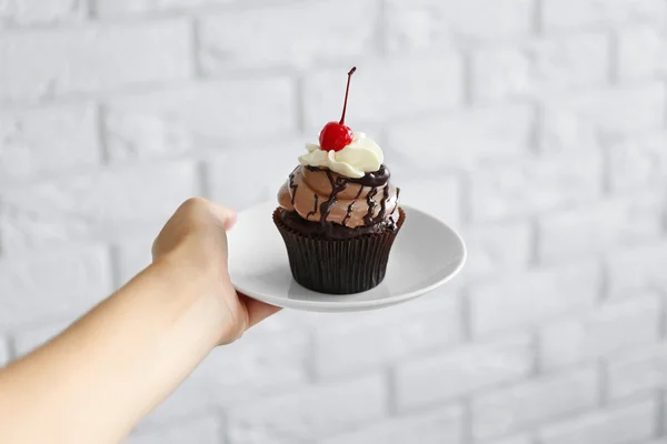 Donna che tiene cupcake — Foto Stock