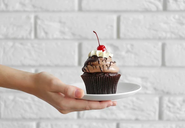 Mujer sosteniendo cupcake —  Fotos de Stock