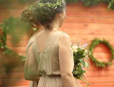 Nedime kafasına güzel çelenk ile