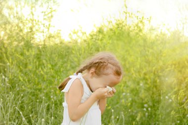 Mendilli küçük kız. 