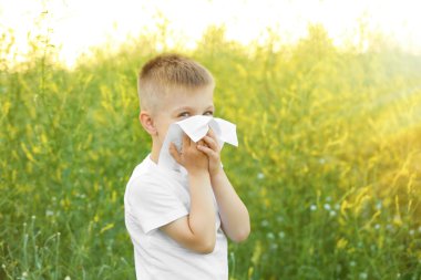 Mendil ile küçük çocuk