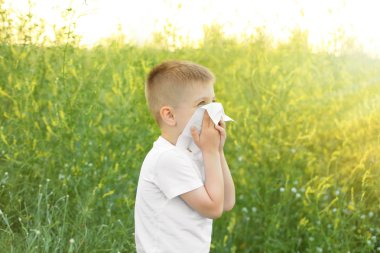 Mendil ile küçük çocuk