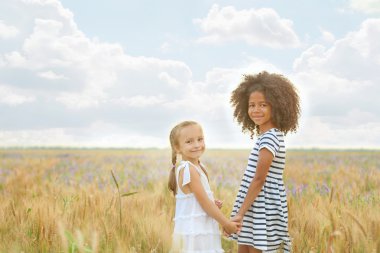 Alanında mutlu çocuk