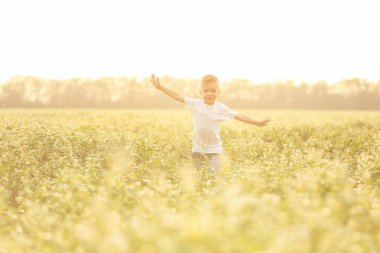 Tarladaki küçük çocuk