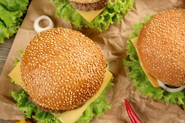 Tekne üzerinde taze hamburger