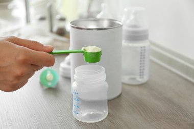 Hazırlama bebek süt formülü 