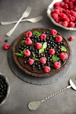 Çilek ile lezzetli çikolata tart 