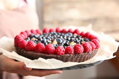 Kadın holding çikolata tart