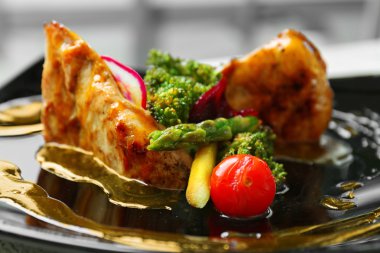 Sebzeli kızarmış tavuk filetosu.