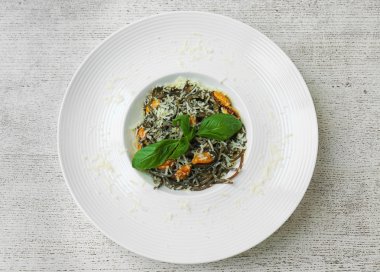 Siyah spagetti ile plaka