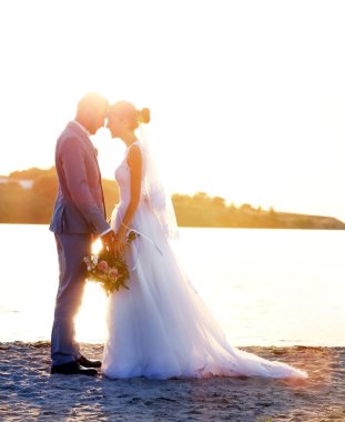 Damat ve gelin günbatımı üzerinde 