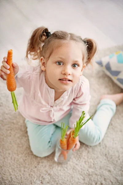 Schönes Mädchen Mit Karotten Hause — Stockfoto