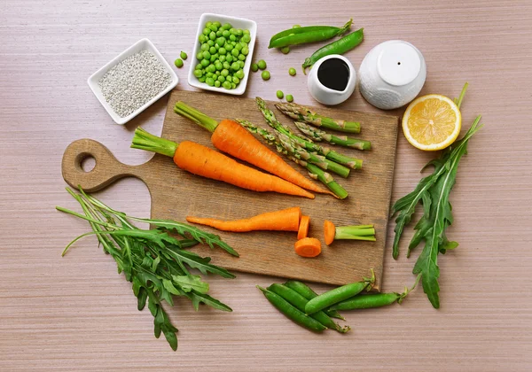 Zanahorias frescas y verduras con especias — Foto de Stock