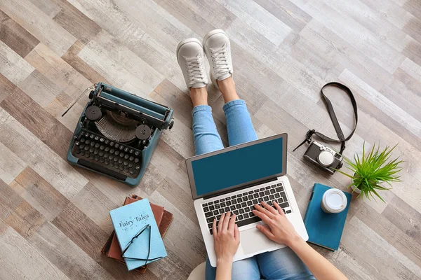 Donna che lavora con il computer portatile — Foto Stock