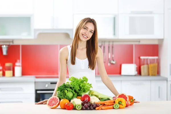 Ung kvinna med färska grönsaker — Stockfoto