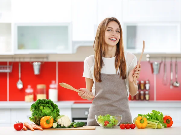 Frau kocht gesunde Lebensmittel — Stockfoto