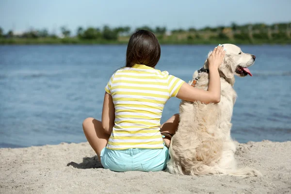 Sevimli av köpeği ile güzel kız — Stok fotoğraf