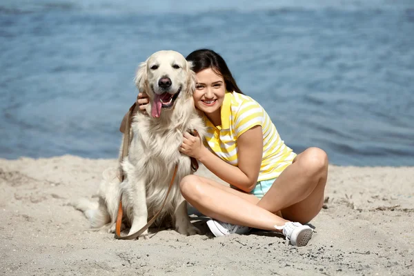 Menina bonita com bonito retriever — Fotografia de Stock