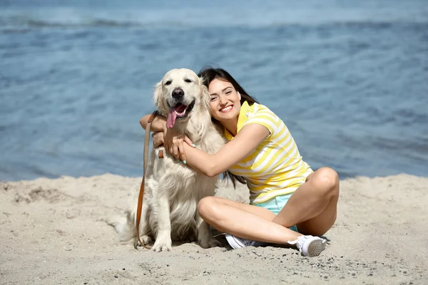 Hermosa chica con lindo retriever — Foto de Stock