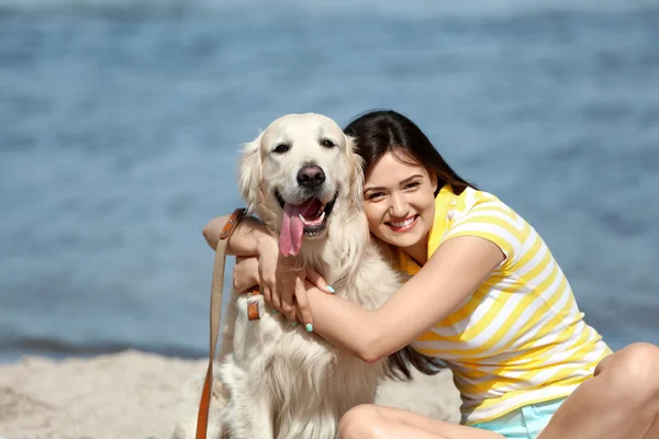 Schöne Mädchen mit niedlichen Retriever — Stockfoto