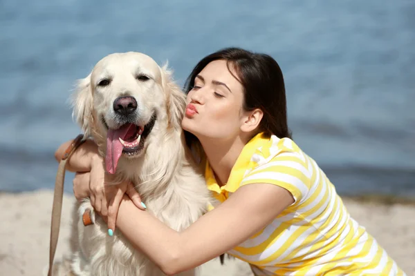 Bella ragazza con carino retriever — Foto Stock