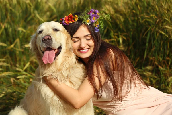 Sevimli av köpeği ile güzel kız — Stok fotoğraf