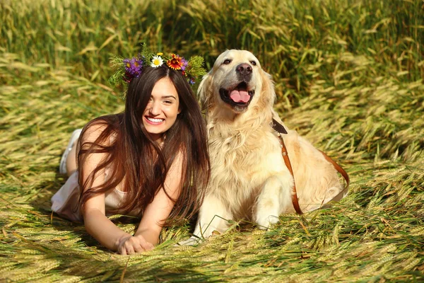 Όμορφο κορίτσι με το χαριτωμένο retriever — Φωτογραφία Αρχείου