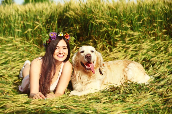 Bella ragazza con carino retriever — Foto Stock