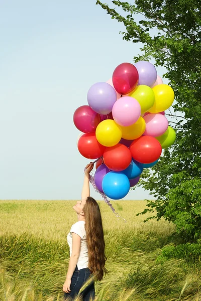 Vrouw met kleurrijke ballonnen — Stockfoto