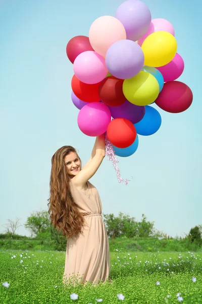 Donna con palloncini colorati — Foto Stock