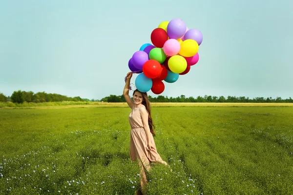 Kvinna med färgglada ballonger — Stockfoto