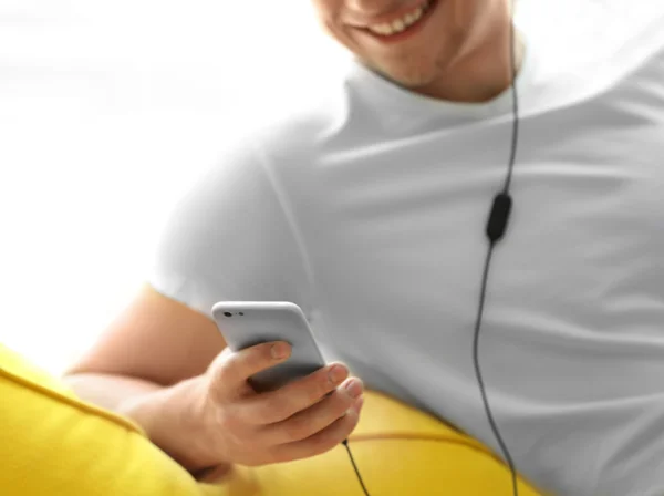 Young man listening to music — Stock Photo, Image