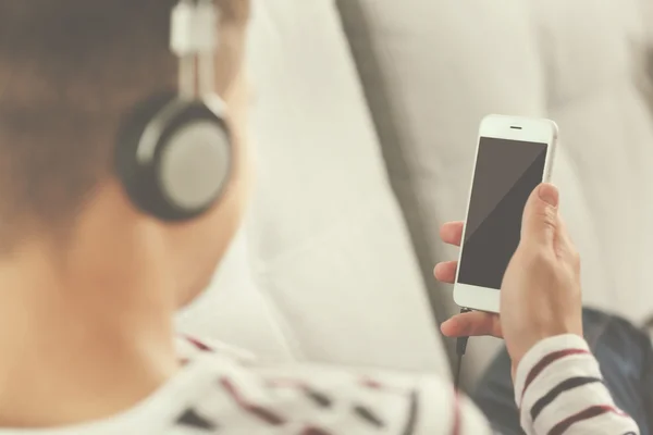 Joven escuchando música —  Fotos de Stock