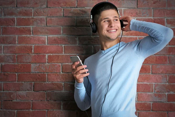 Jeune homme écoutant de la musique — Photo