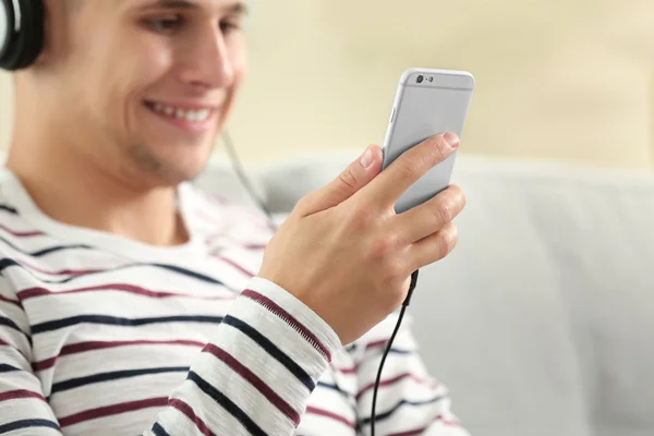 Ung man lyssnar på musik — Stockfoto