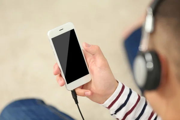 Joven escuchando música — Foto de Stock