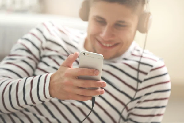 Ung man lyssnar på musik — Stockfoto