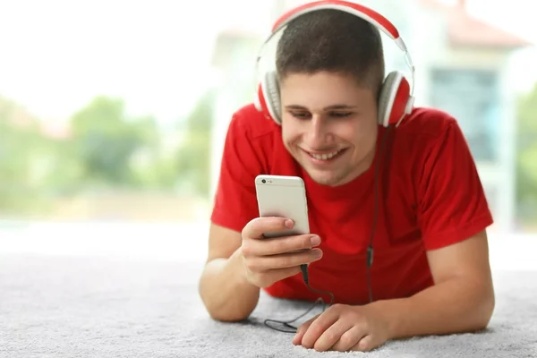 Mladý muž poslouchající hudbu — Stock fotografie