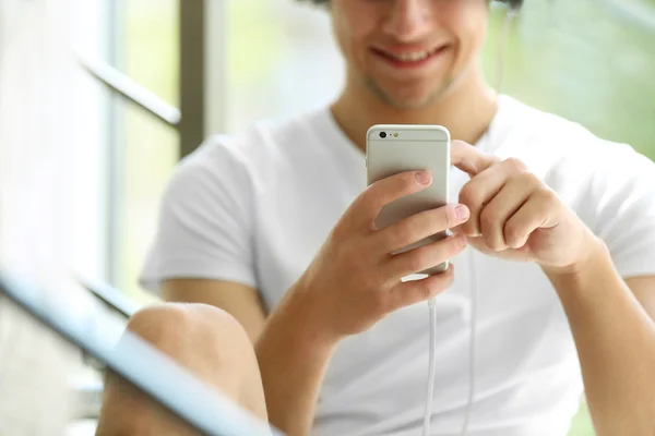 Junger Mann hört Musik — Stockfoto