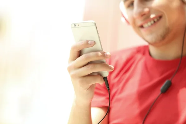 Ung man lyssnar på musik — Stockfoto