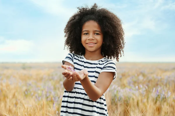 アフリカ系アメリカ人の幸せな女の子 — ストック写真