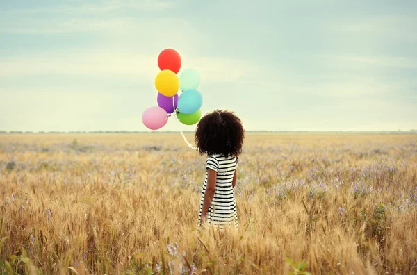 Pequena menina feliz com balões — Fotografia de Stock