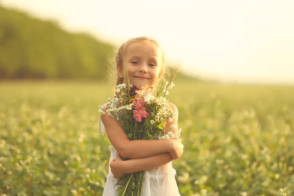 꽃과 함께 행복 한 어린 소녀 — 스톡 사진
