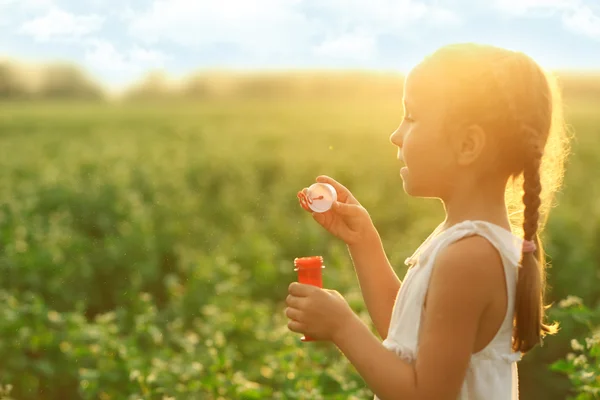 Meisje blazen bubbels — Stockfoto