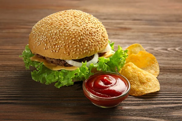 Ahşap üzerinde taze peynirli burger — Stok fotoğraf