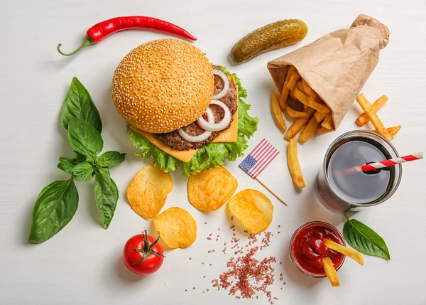 Čerstvé hamburger s hranolky — Stock fotografie