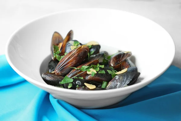 Plate with mussels with garlic — Stock Photo, Image